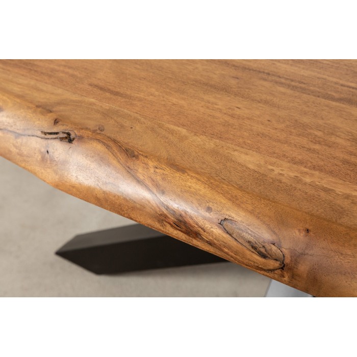 Zoom sur la tranche de la table ARKAYA en bois d'acacia 220cm