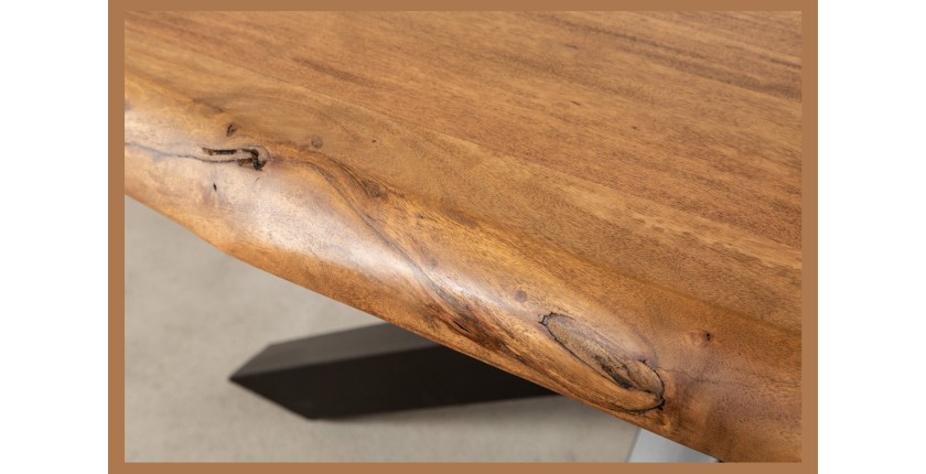 Zoom sur la tranche de la table ARKAYA en bois d'acacia 220cm