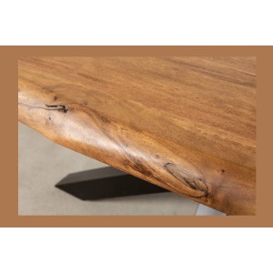 Zoom sur la tranche de la table ARKAYA en bois d'acacia 220cm