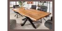 Table ARKAYA 220cm en bois d'acacia mise en situation