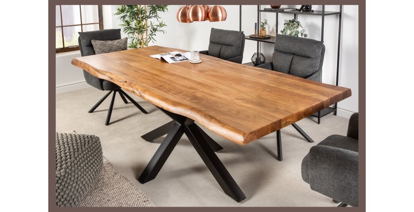 Table ARKAYA 220cm en bois d'acacia mise en situation