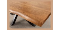 Zoom sur l'un des coins de la table ARKAYA en bois d'acacia 220cm
