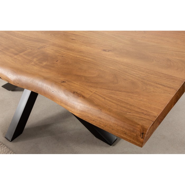 Zoom sur l'un des coins de la table ARKAYA en bois d'acacia 220cm