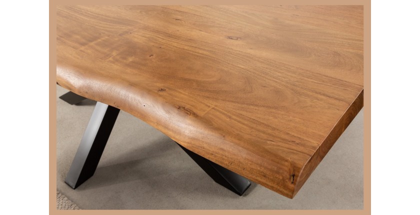 Zoom sur l'un des coins de la table ARKAYA en bois d'acacia 220cm