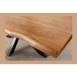 Zoom sur l'un des coins de la table ARKAYA en bois d'acacia 220cm