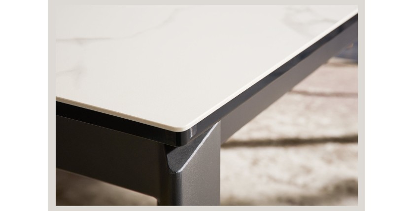Zoom sur le coin de la table FORZA extensible jusqu'à 240cm