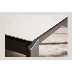 Zoom sur le coin de la table FORZA extensible jusqu'à 240cm