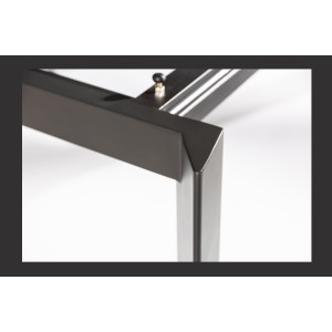 Zoom sur la structure de la table FORZA noire extensible jusqu'à 24Ocm
