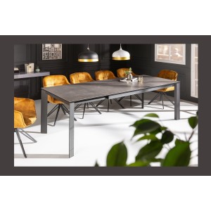 Table FORZA noire extensible jusqu'à 240cm mise en situation