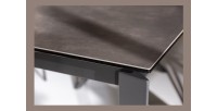 Zoom sur le coin de la table FORZA noire extensible jusqu'à 240cm