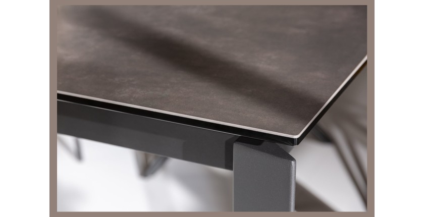 Zoom sur le coin de la table FORZA noire extensible jusqu'à 240cm