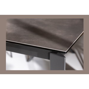 Zoom sur le coin de la table FORZA noire extensible jusqu'à 240cm