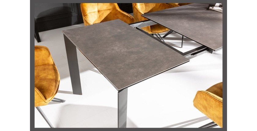 Zoom sur la manière d'étendre la table FORZA noire