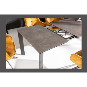 Zoom sur la manière d'étendre la table FORZA noire