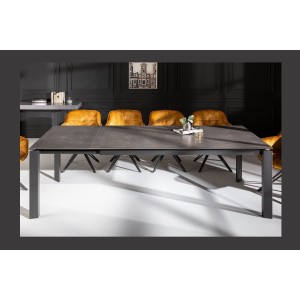 Table FORZA noire extensible jusqu'à 240cm vu de face