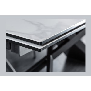 Zoom sur le coin de la table STELIX blanche