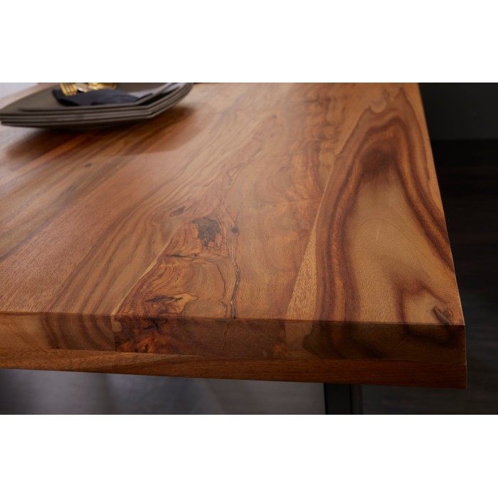 Zoom sur le plateau de la table LODEN 140cm en bois de Sheesham
