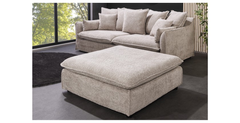 Pouf KALIA en velours bouclé champagne sur fond blanc vu avec le canapé