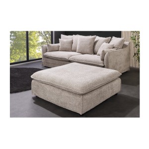 Pouf KALIA en velours bouclé champagne sur fond blanc vu avec le canapé