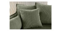 Zoom sur les coussins du canapé KALIA vert côtelé 3 places