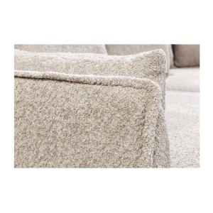 Zoom sur l'accoudoir du canapé droit KALIA en bouclette champagne