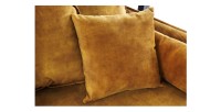 Zoom sur l'un des coussins du canapé droit KALIA en velours jaune moutarde