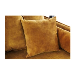 Zoom sur l'un des coussins du canapé droit KALIA en velours jaune moutarde