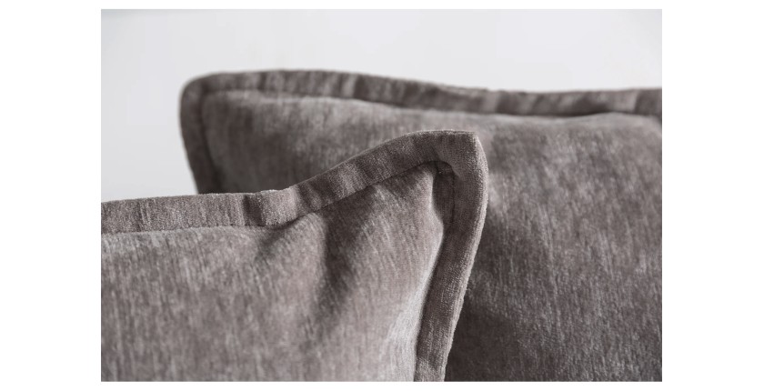 Zoom sur les coussins du canapé d'angle KALIA en velours taupe
