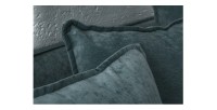 Zoom sur les coussins du canapé droit KALIA bleu canard