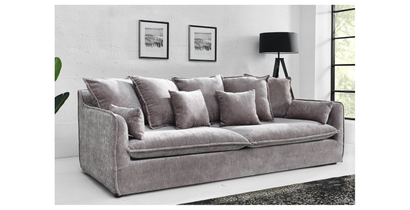 Canapé droit KALIA en velours taupe vu de côté en situation