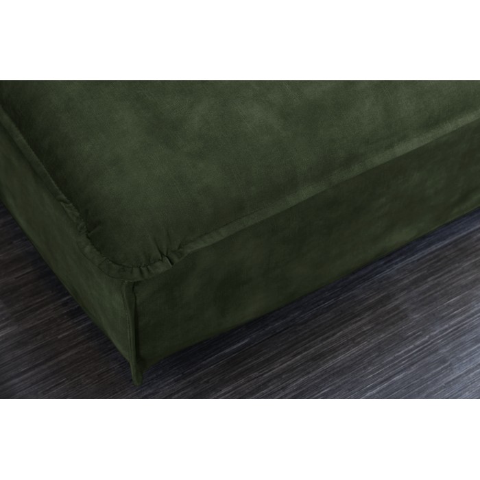 Zoom sur le coin du pouf KALIA en velours vert foncé