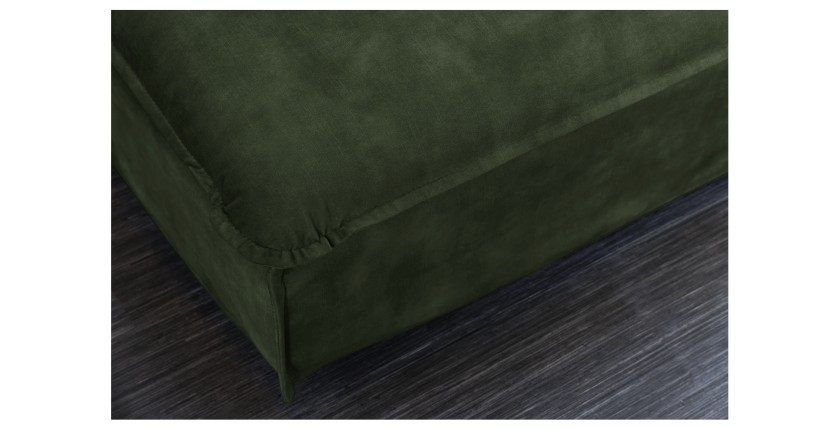 Zoom sur le coin du pouf KALIA en velours vert foncé