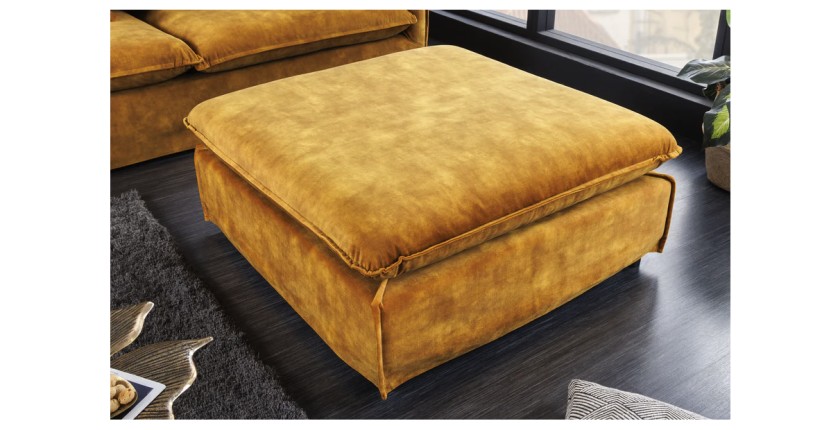 Pouf KALIA en velours jaune moutarde mis en situation