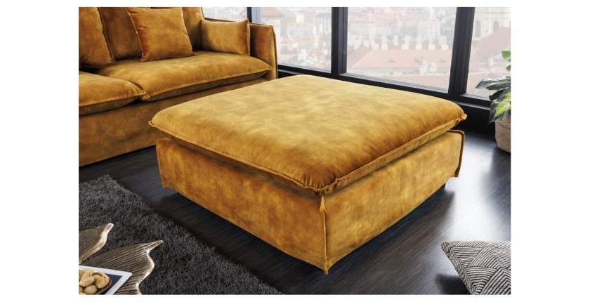 Pouf KALIA en velours jaune moutarde vu de loin