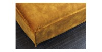 Zoom sur le coin du pouf KALIA en velours jaune moutarde