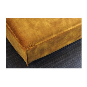 Zoom sur le coin du pouf KALIA en velours jaune moutarde