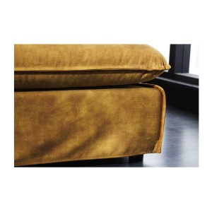 Zoom sur la tranche du pouf KALIA en velours jaune moutarde