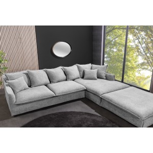 Canapé d'angle et pouf KALIA en tissu bouclette gris mis en situation