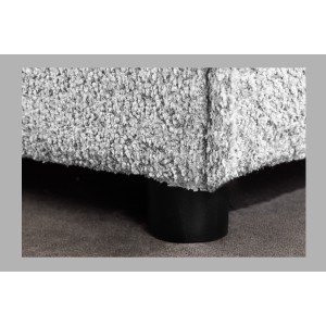 Zoom sur l'un des pieds du pouf KALIA en tissu bouclette gris