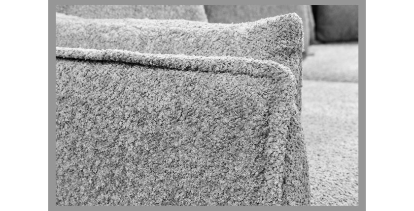 Zoom sur l'accoudoir du canapé d'angle KALIA en tissu bouclette gris
