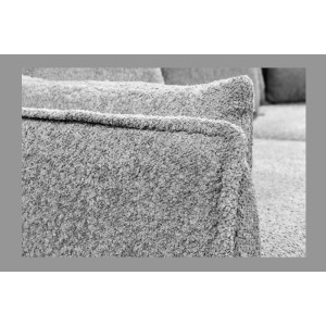 Zoom sur l'accoudoir du canapé d'angle KALIA en tissu bouclette gris