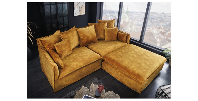 Canapé droit et pouf KALIA en velours jaune moutarde mis en situation