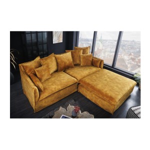 Canapé droit et pouf KALIA en velours jaune moutarde mis en situation