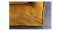 Zoom sur le bas du canapé droit KALIA en velours jaune moutarde