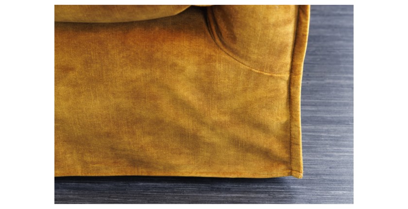 Zoom sur le bas du canapé droit KALIA en velours jaune moutarde
