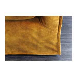 Zoom sur le bas du canapé droit KALIA en velours jaune moutarde