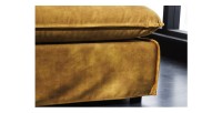 Zoom sur la tranche du pouf KALIA en velours jaune moutarde