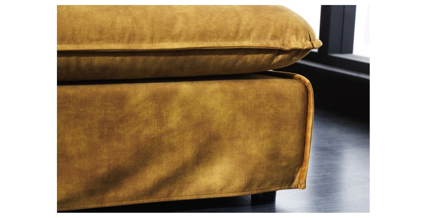Zoom sur la tranche du pouf KALIA en velours jaune moutarde