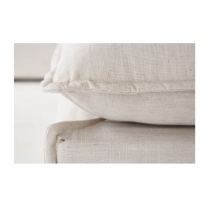 Zoom sur l'un des angles du pouf KALIA blanc