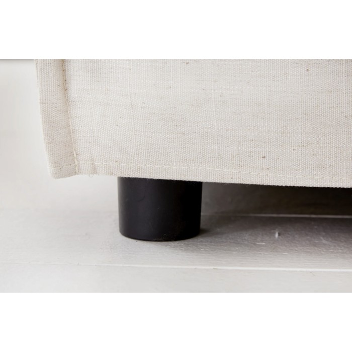 Zoom sur l'un des pieds du pouf KALIA blanc